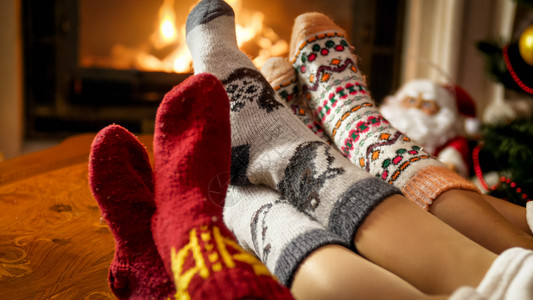 家庭在房子壁炉和暖化脚下躺在房子壁炉和暖化脚下的家庭在房子壁炉和暖化脚下的家庭近相照片图片