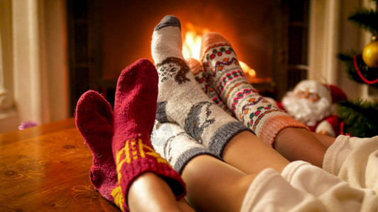 在圣诞节前夕消防队的火热中家庭用编织式袜子的贴近画面图片