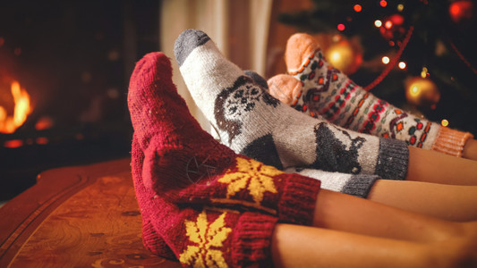 在圣诞节前夕消防站旁边放松的羊绒袜子家庭形象在圣诞节前夕消防站的旁边放松的羊绒袜子家庭形象的近镜头图片