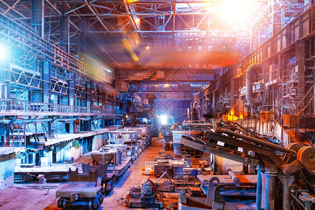 金属冶炼厂内部工业车间配有开放的耳炉和重工业制造设备背景图片