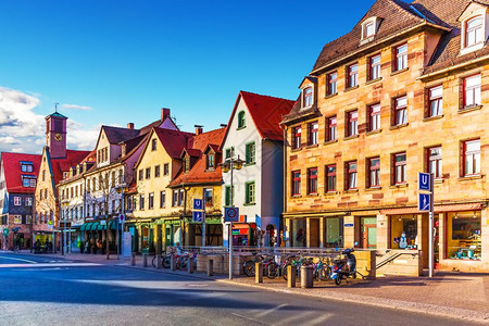 德国巴伐利亚富尔特老城古建筑和街道的景色日落图片