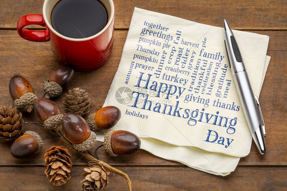 感恩节快乐词云手写在餐巾纸上加一杯咖啡和秋天装饰图片