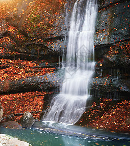 秋天的瀑布流自然构成图片