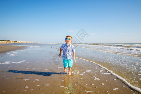 小男孩跑在岸边图片