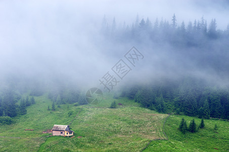 山雾中的房子大自然构成图片