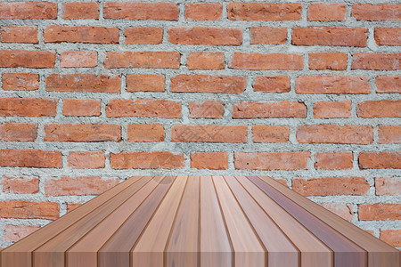 砖墙上最面的棕色桌用于产品显示图片