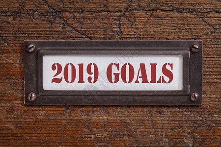 2019年目标贴在无木文件柜新年目标和决议概念上的标签图片