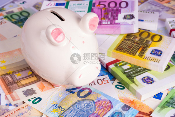 粉红小猪银行的钱欧元钞票图片