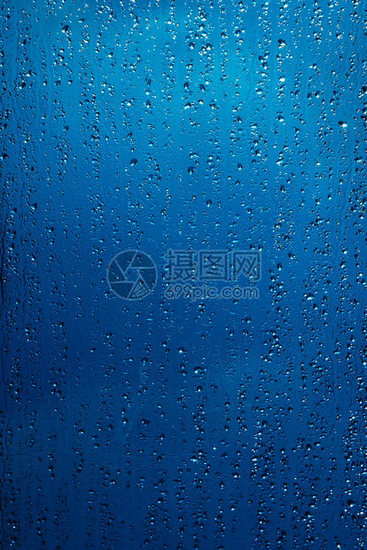 下雨的一天窗上雨滴图片