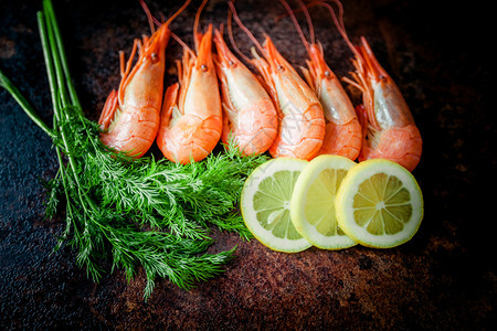 餐饮用虾作为石板上的晚餐图片