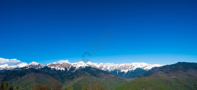 美丽的风景高加索山峰的雪覆盖着美丽风景图片