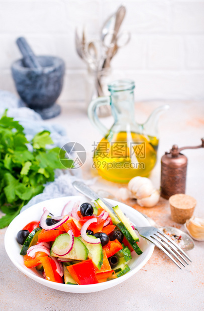 新鲜蔬菜沙拉在碗里饮食品图片
