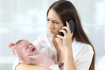 母亲打电话找医生担心她的孩子在家里哭得焦急地泣图片