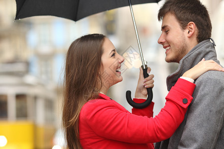夫妇在雨天打雨伞图片