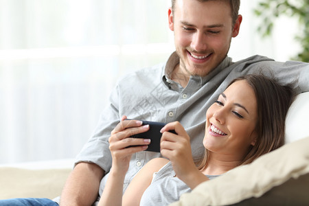 躺在沙发上玩手机的情侣图片