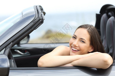 在海滩上坐在敞篷车内的女司机图片素材