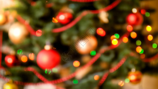装饰圣诞树的近距离模糊照片装饰圣诞树的近距离模糊图像图片