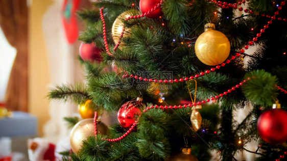 圣诞背景在有壁炉的客厅里装饰fir树在有壁炉的客厅里装饰fir树和美丽的圣诞背景图片