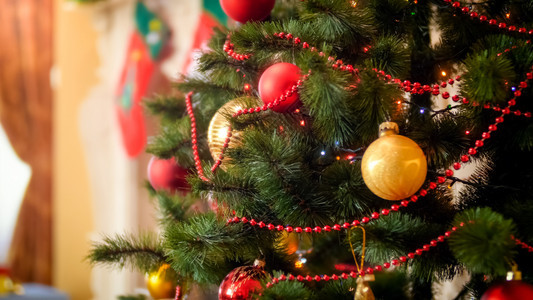 室内盛装圣诞树上闪耀着多彩的灯光图片