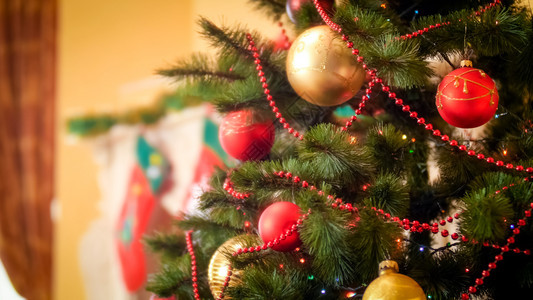 新年背景圣诞树上有彩色灯光美丽的新年背景图片