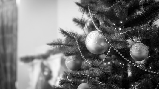 黑色和白的美丽圣诞树图片