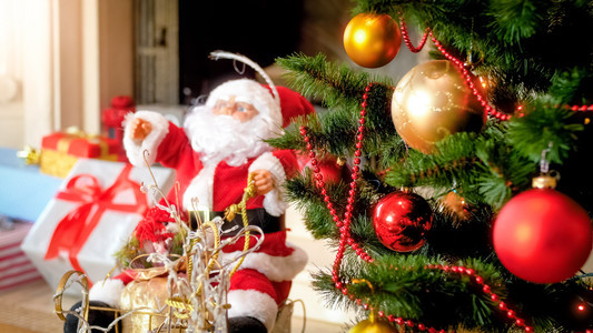 圣诞老人在树下起居室的雪橇里放荡圣诞老人在树下起居室里放荡的雪橇画面图片