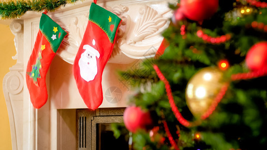 圣诞丝袜用于在装饰的客厅壁炉上挂礼物圣诞丝袜用于在客厅壁炉上挂礼物图片