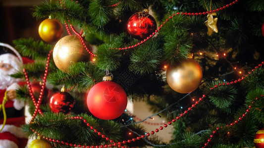 紧贴的圣诞树照片上面有金红色和的面包圈紧贴的圣诞树图片上面有金红色和的面包圈图片