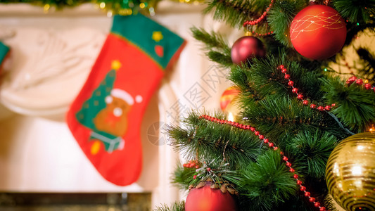 以装饰圣诞树和花纹的壁炉挂着圣诞树和装饰礼品的花纹图片