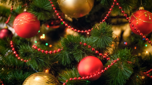 圣诞树枝上挂着丰富多彩的bubles圣诞树枝上挂着丰富多彩的bububles图片