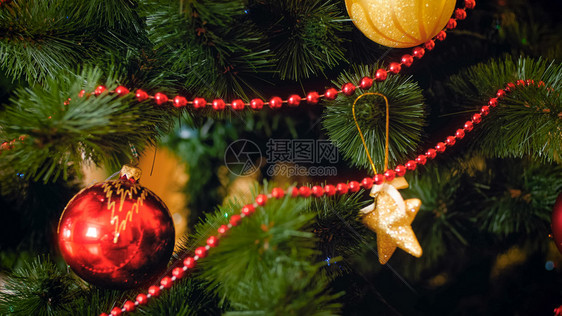 圣诞树的紧贴照片由和装饰恒星的圣诞树由和装饰恒星的圣诞树紧贴图像图片