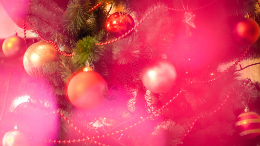 圣诞树和粉红色闪光灯的抽象照片圣诞树和粉红色闪光灯的抽象图像图片