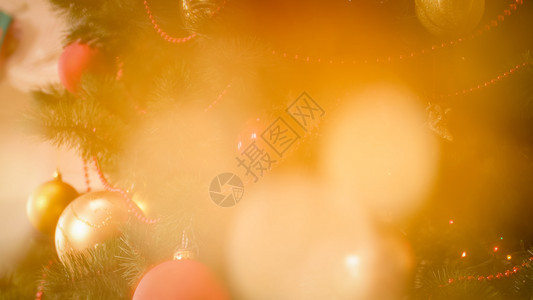 冬季假期背景有金木环和圣诞树影完美的冬季假期背景有金木环和圣诞树影图片