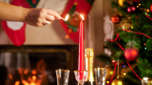 红蜡烛在圣诞树和壁炉上点亮图片