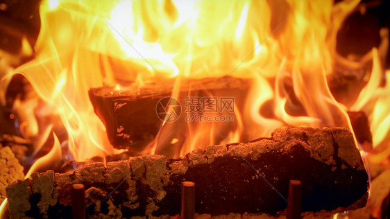 壁炉中火和花的近距离照片壁炉中火和花的近距离图像图片