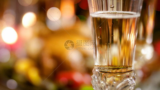 美水晶玻璃和香槟放在餐桌上图片