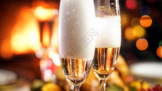 香槟泡沫在玻璃杯中沉积香槟泡沫在玻璃杯中沉积的图片图片