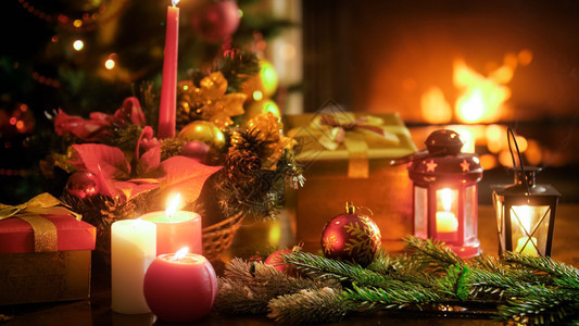 圣诞树和燃烧的壁炉蜡烛和灯对圣诞树燃烧的壁炉紧贴照片图片