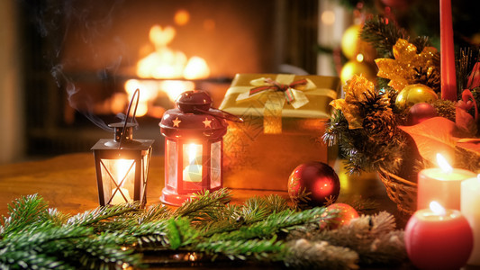 灯和装饰火炉圣诞树图片