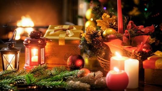 圣诞礼品卡的漂亮照片上面有礼品箱蜡烛和壁炉图片