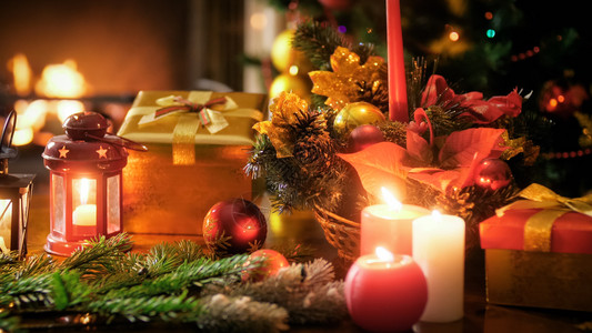 传统花环礼品箱和灯笼对圣诞树壁炉的贴近照片传统花环礼品箱和灯笼对圣诞树壁炉的贴近图像图片