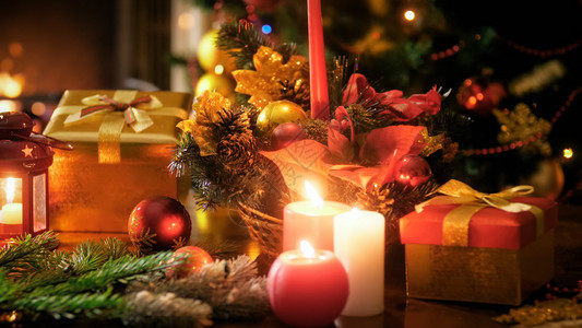 圣诞节装饰的客厅木桌上烧蜡烛圣诞节装饰的客厅木桌上烧蜡烛关闭图像图片