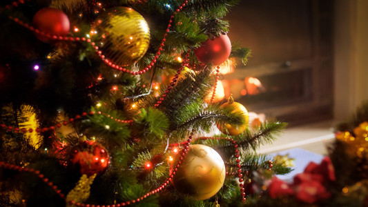 圣诞树枝上挂着金和红的紧贴照片圣诞树枝上挂着金和红的紧贴图像图片