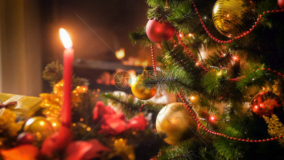 圣诞树枝与传统花圈上烧蜡烛的合照片圣诞树枝与传统花圈上烧蜡烛的合照片图片