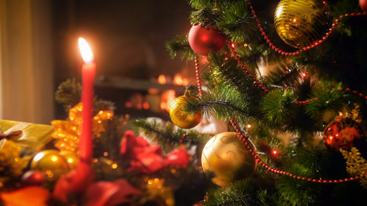 冬季假日的完美照片和圣诞树对壁炉蜡烛的庆祝活动冬季假日的完美形象和圣诞树对壁炉蜡烛的庆祝活动图片