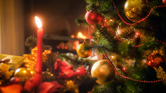 圣诞背景有燃烧的蜡烛壁炉和装饰圣诞树美丽的圣诞节背景有燃烧的蜡烛壁炉和装饰圣诞树图片