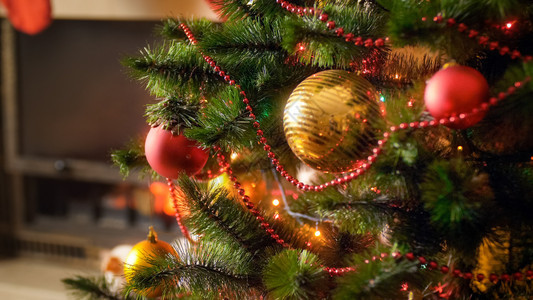 冬季庆典的美丽照片圣诞树与壁炉对齐冬季庆典的美丽照片圣诞树与壁炉对齐图片