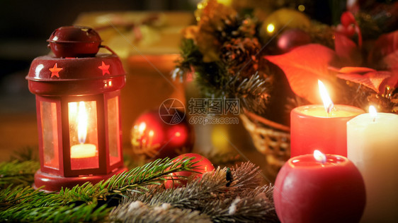 圣诞夜点燃蜡烛和灯笼的紧贴照片图片