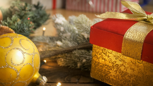 以木制背景盒装箱的圣诞饰和礼品的近照以木制背景盒装箱的圣诞饰和礼品的近照图片