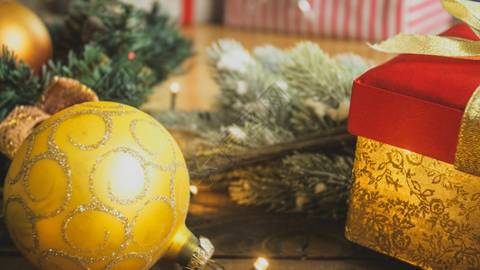 盒中金黄卷饼和圣诞礼物的贴近图像冬季假日的完美背景盒中金黄卷饼和圣诞礼物的贴近照片图片